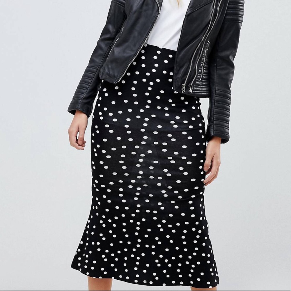 Polka-dot slightly flared midi skirt.